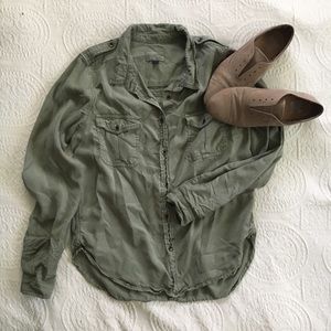 Universal thread army green button down top